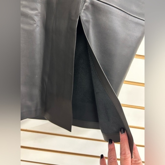 MNG Faux Leather Skirt Side Slit & Zipper Lined Black‎ EUC Size 20 Plus Size - Picture 2 of 8